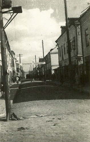 Grabanowska street in 1941  with entrance gate to the Ghetto